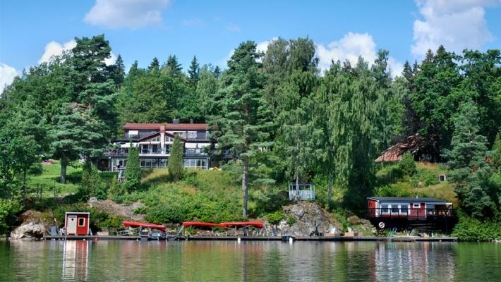 Hotel Ullinge Hotel Ullinge innkvarterer sine gjester i en hyggelig rød trebygning - mer smålandsk kan det ikke bli.