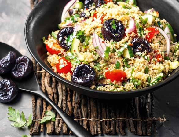 Quinoa med svisker TILBEREDELSE: 20 min PERSONER: 6 300 g quinoa 2 rødløk 250 g cherrytomater 1 agurk 100 g Sunsweet svisker 1 avocado 2 kvaster bredbladet persille 1 kvast mynte 10 ss