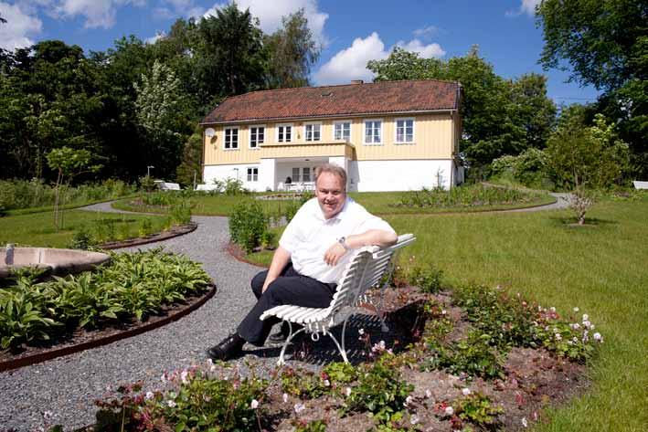 Byråd for byutvikling, Bård Folke Fredriksen viser stolt frem den nye Prestegårdshagen i Grorudparken. Foto: Roy Tjomsland. 2.4 Beskrivelse av tiltakene Delmål 1:Åpning av Alnaelva GDS-NR. 2.1.1.08 (tidligere 3.