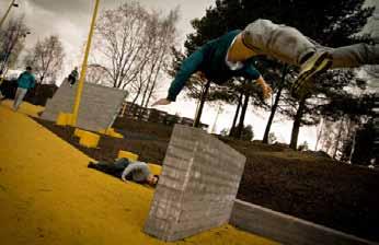 «1. etappe med parkourpark, møteplasser med steindekke, belysning og damanlegg ble ferdigstilt i 2012.» av sidebekker, etablering av en attraktiv møteplass og tilrettelegging for økt fysisk aktivitet.