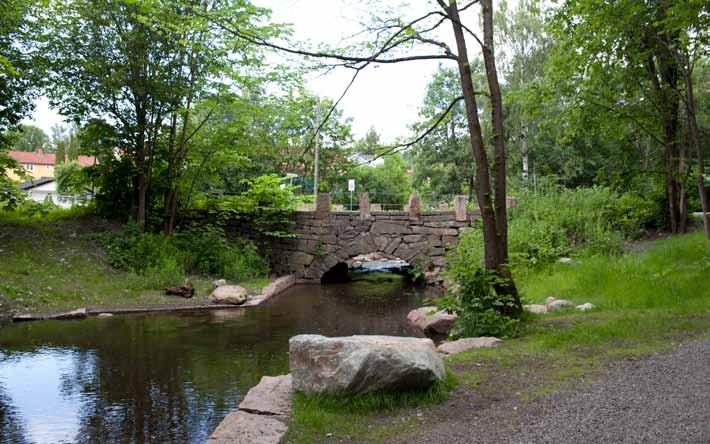 Kalbakken bru i Grorudparken er en av landets eldste steinhvelvsbruer. Foto Roy Tjomsland.