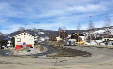 Portalene består av stabber av naturstein på hver side av vegen kombinert med belegningsstein i kjørebanen. Portalene blir belyst.