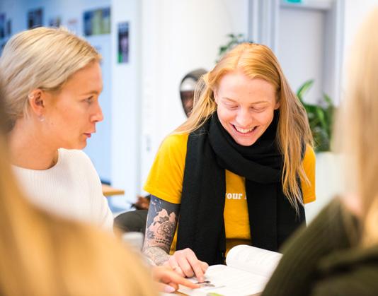 Sammen med elevene snakker jeg om fremtidige mål, og vi legger planer for hvordan deres videre læring skal hjelpe dem til å nå disse målene Synnøve Baade, mentor på Akademiet AKADEMIET VGS BERGEN