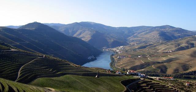 Ligger langs Douro-elvens elvemunning i Nord-Portugal. Porto en av de eldste sentrale europeiske byene og dens historiske bykjerne ble proklamert i World Heritage Site av UNESCO i 1996.