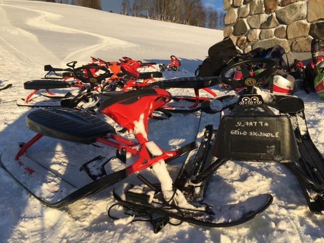 Arenaen på Slaatta egner seg perfekt for aking, godt med plass, avskjermet område og lang akebakke med muligheter for variert hastighet.