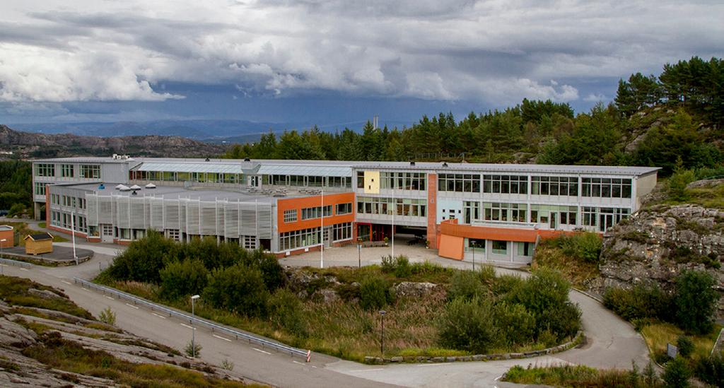 Om skulen Sotra vidaregåande skule er ein kombinert skule med om lag 900 elevar og 160 tilsette, fordelt på dei to skulestadane våre på Bildøy og i Sund.