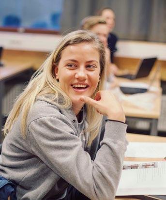 På KKG har du også mulighet til å velge Pre-IB (Studiespesialisering med internasjonalisering) i Vg1. Her foregår all undervisning i matematikk og naturfag på engelsk.