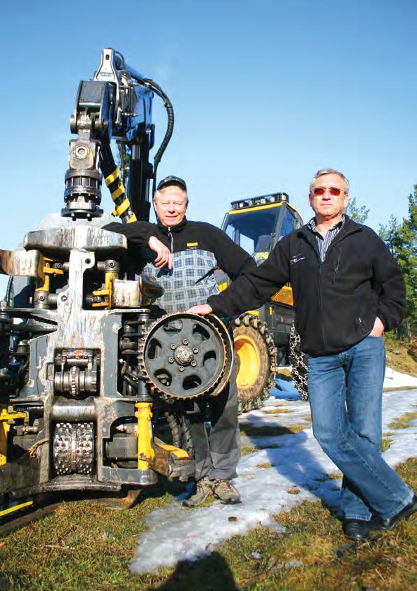 SKOG SKOG Storhoggerne Solvang & Fyhn TØFFE KARER: Knut Solvang og Jostein Fyhn ved det kraftige hogstaggragatet som både feller, kvister og kapper trær.