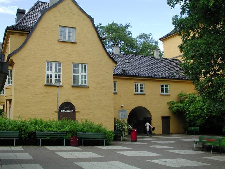 BYGNING 10258 Sydneshaugen skole Kompleks 9900493 Sydneshaugen skole Fasade mot sør, inngang til borggården Interiørenes fellesarealer som vestibyle, trapperom og korridorer