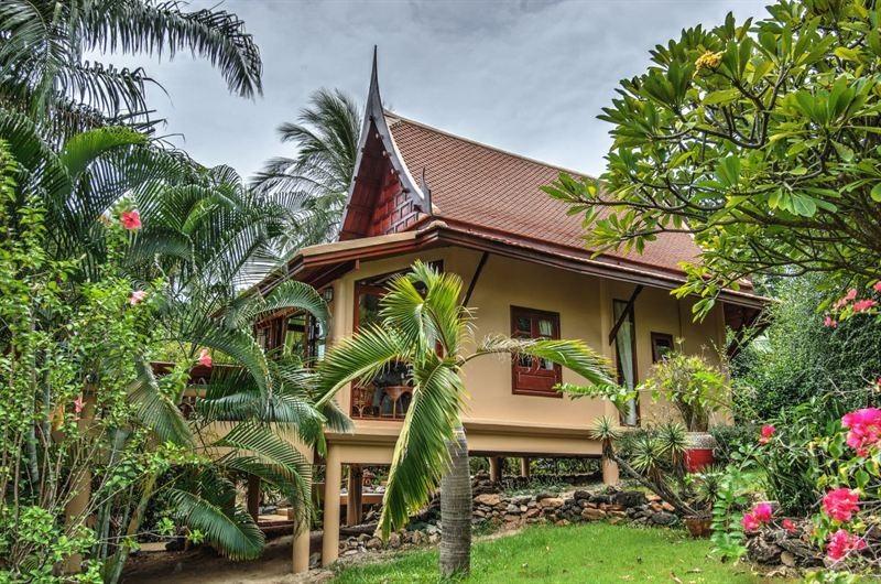 Khanom Hill Resort er et lite boutiquehotell med bare 15 «rom», det vil si private hus, bungalower og leiligheter like ved stranden.