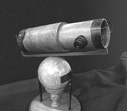 Ваљевска гимназија ПРВИ ОГЛЕДАЛСКИ ТЕЛЕСКОП ИСАК ЊУТН У време које је провео на Кембриџу, Њутн је велики труд уложио у конструисање телескопа са већом могућношћу увеличавања, а на основу оптичких