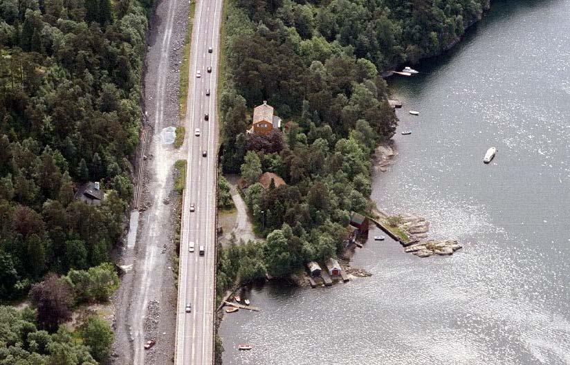 Helheten som huset inngår i sammen med parkanlegg og badehus er også viktig og av stor kulturhistorisk verdi. Fig. 12 Dagens situasjon etter bygging av motorvei. Skråfoto fra Mapaid: 14943518.