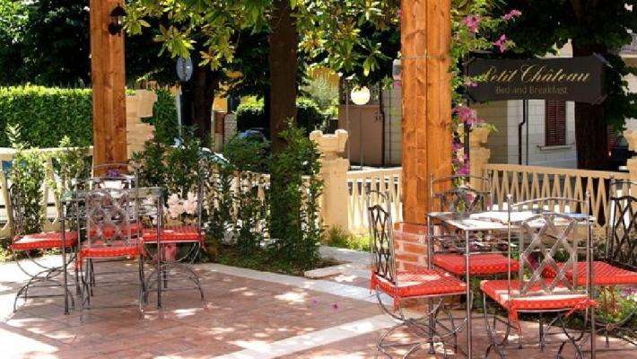 Nyt et måltid på hotellets rolige og hyggelige utendørs terrasse, hvor dere finner både sol og skygge.
