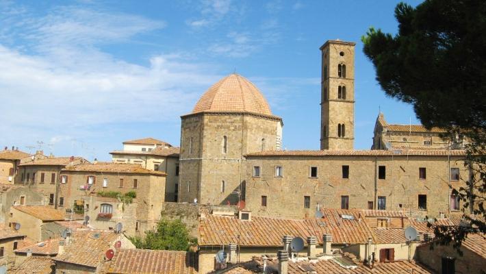 Duomo di Siena (55 km) En annen ting man bør se i Siena er den spesielle stripete domkirken fra 1215.