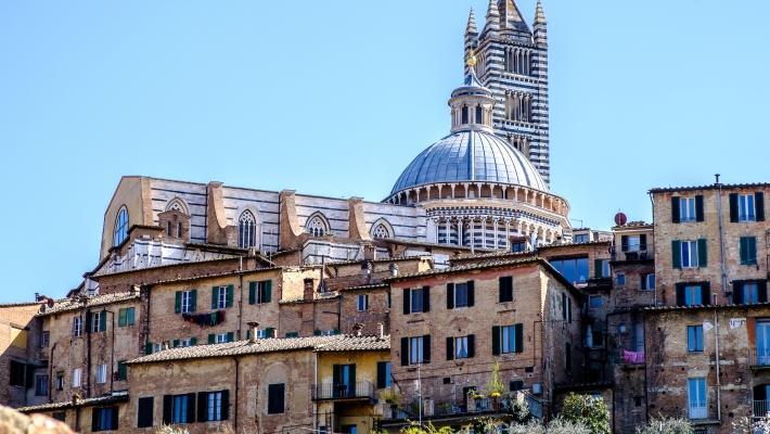 Opplev den stripete domkirken i Siena Siena (58.2 km) La dere imponere av den arkitektonisk prakten i Siena.