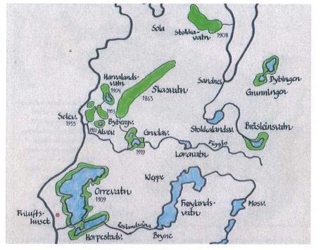 Fig. 1. Eksisterende vann er vist med blått og tidligere vannspeil er vist med grønt. Drenering for å vinne jordbruksareal ble gjennomført i perioden ca 185-195.