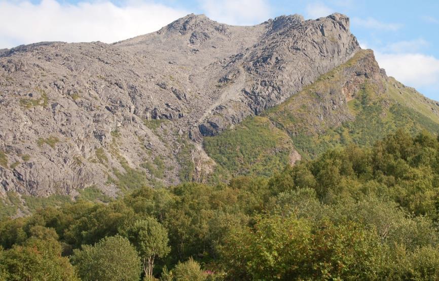 Området fra Slåttnes til Straumfjord er preget av mye massiv anortositt, til dels noe benket, med noe varierende kornstørrelse, generelt 0.5-2 cm.