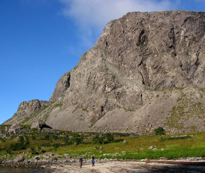 Det er ikke noe tegn til fargespill. Konklusjonen er således at det er ikke funnet stein av god kvalitet knyttet til anortositten på Lofotodden.