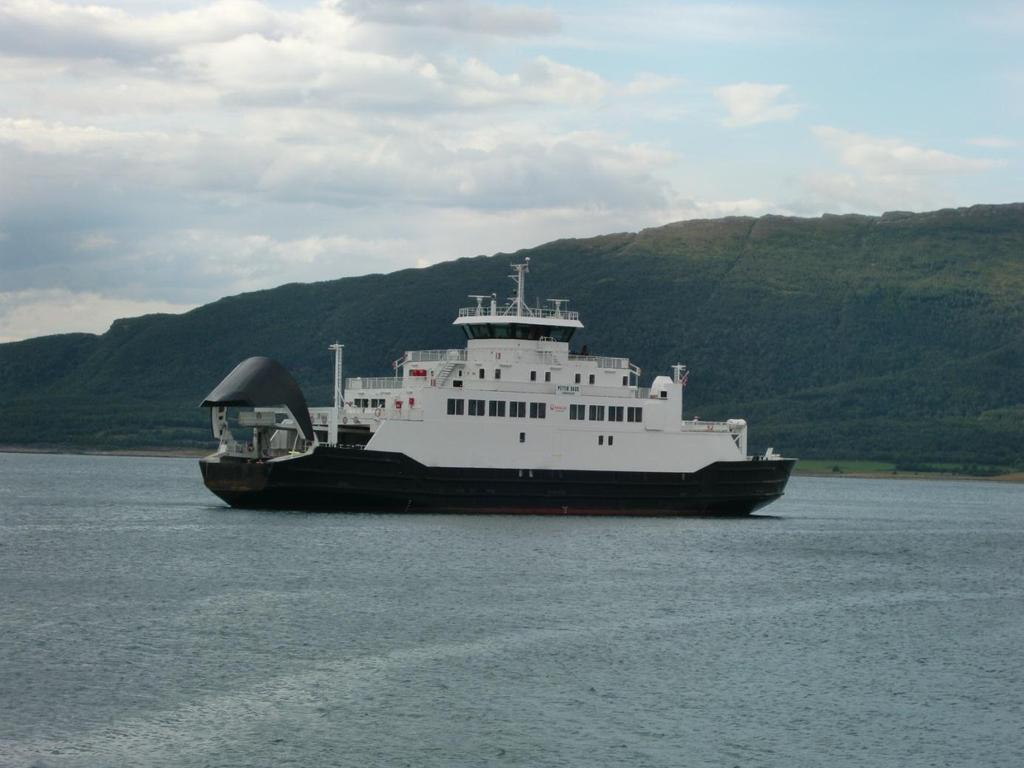 Av gjennomgående ruter har Nesna anløp av Hurtigrute, NEX og Trænaruten. I tillegg har regionpendelen (Nesna- Sandnessjøen) anløp i virkedagene. Nesna er også endestasjon for kystgodsruta.