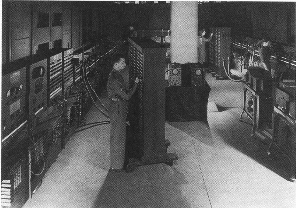 IN 147 Program og maskinvare Datamaskinens oppbygging Datamaskinen Eniac fra 1945 var 2½ 1 30 m, veide 30 tonn og inneholdt 18 000 radiorør.