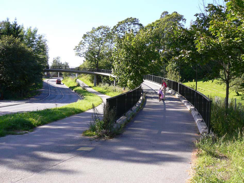 Over: For å hindre trafikkfarlig kryssing av vegen er det laget en