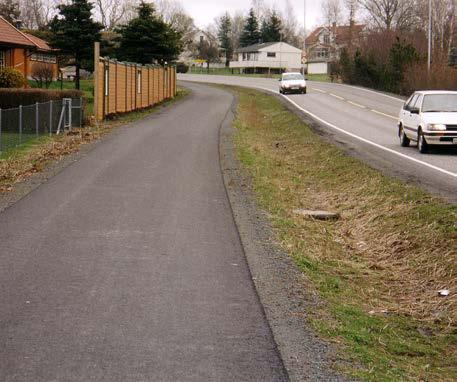 Ved å frigjøre gangvegen fra bilvegen, kan den tilpasses terreng og vegetasjon slik at kvaliteter i omgivelsene kan komme fotgjengerne til gode.