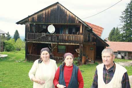 godine prozvala Čakarić, tako se i danas zovu. Prezime Brnić ne postoji više na ovim prostorima. U ovim je obiteljima često ime Bernard kojeg mještani skraćuju u Brnado i Brujo. U Brnićima je 1707.