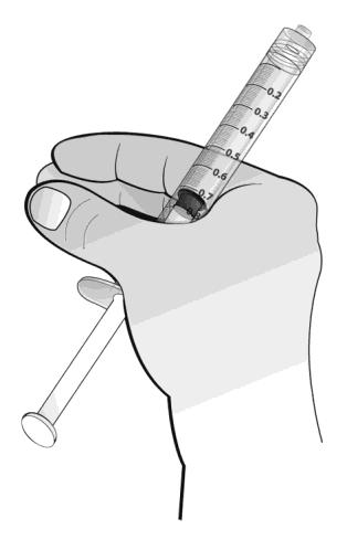 Juster mengden til forskrevet dose Sjekk en ekstra gang at du har riktig væskemengde for dosen din i sprøyten, og at alle luftbobler er fjernet.