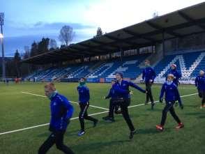Oppvarming på Idrettsparken stadion på Notodden fantastisk bane. Godt humør på trenerbenken før kampen.
