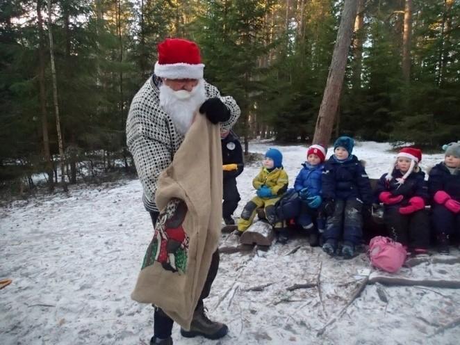 .! Desember inneholder også fine tradisjoner som vi setter stor pris på i Naturbarnehagen. Lysfesten var det mange som møtte opp på.