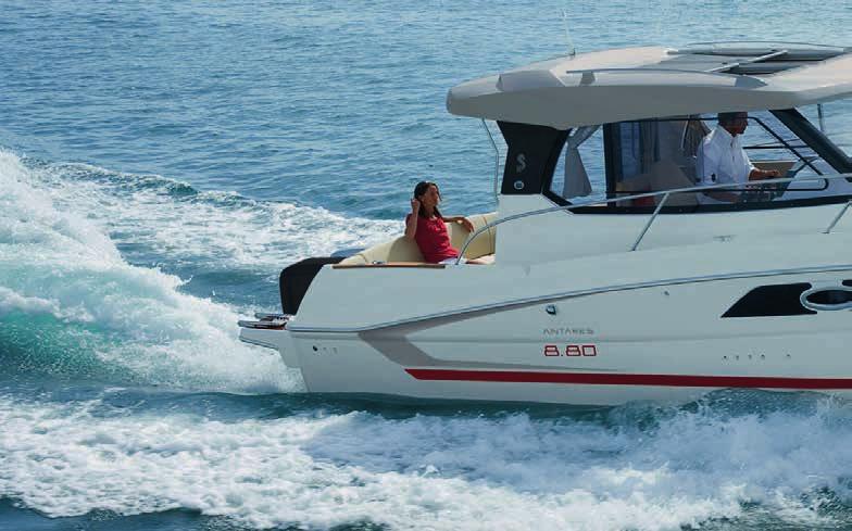 Antares 8.80 God plass både ute og inne - en stor familie-cruiser for påhengsmotor Beneteau Antares 8.80: Endelig en stor familie cruiser for påhengsmotor.