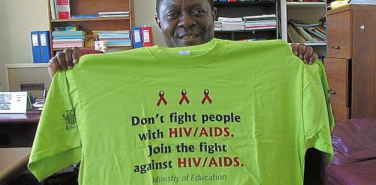 Ved utgangen av 2003 anslo FNs aidsprogram (UNAIDS) at ca 40 millioner mennesker er smittet av hiv. Omlag 3 millioner mennesker døde av aids i 2003.