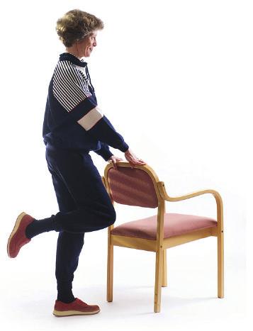 Øvelse 11 Støtt deg til en stol eller lignende. Stå med vekten på det friske benet og bøy i kneet på det opererte benet så foten kommer bak og opp.