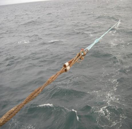 Nød slepetrossen som wirene blir koblet sammen med har en lengde på 220 meter og har en bruddstyrke på 57 tonn. (se egen tegning for operasjonen).