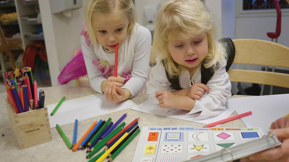 Innledning PODD er utviklet av Gayle Porter, logoped, med mer enn 20 års praktisk erfaring med utarbeidelse og bruk av kommunikasjonssystemer for barn ved Cerebral Palsy Education Centre (CPEC),