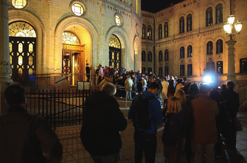 Stor interesse for Stortinget på Kulturnatten. Omvisninger Alle hverdager fra september til juni tar Stortinget imot skoleklasser og andre interesserte grupper på omvisning.