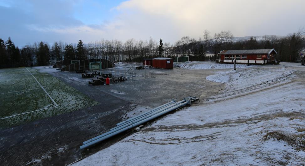 Denne adkomsten vil også være adkomst til den nye hallen. Området brukes i dag av Åga il. Det er etablert to fotballbaner innenfor planområdet, en ballbinge og klubbhus.