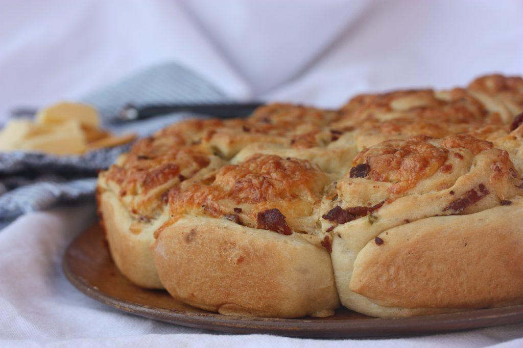 Slik gjør du: Ha alle ingrediensene til deigen i en eltebolle og elt deigen i 10 minutter. Dekk bollen med plast og la deigen heve i ca en time. Sprøtek bacon i langpanne kledd med bakepapir.