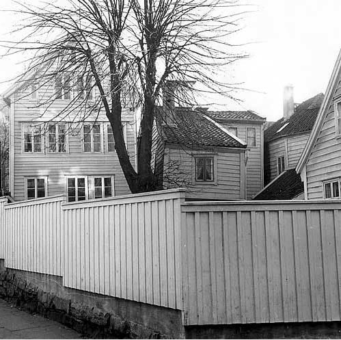 Bygningen hadde tidligere et uthus mot Kalmargaten som sannsynligvis ble revet i forbindelse med ombygningene i 1992. Figur 6.