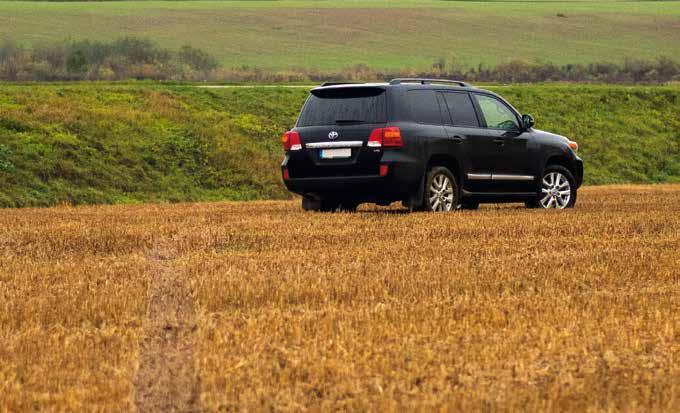 Starp citu, neraugoties uz auto masīvo izskatu, ar to viegli veikt apdzīšanas manevru, turklāt daudz pārliecinošāk nekā ar manu iepriekšējo Land Cruiser.