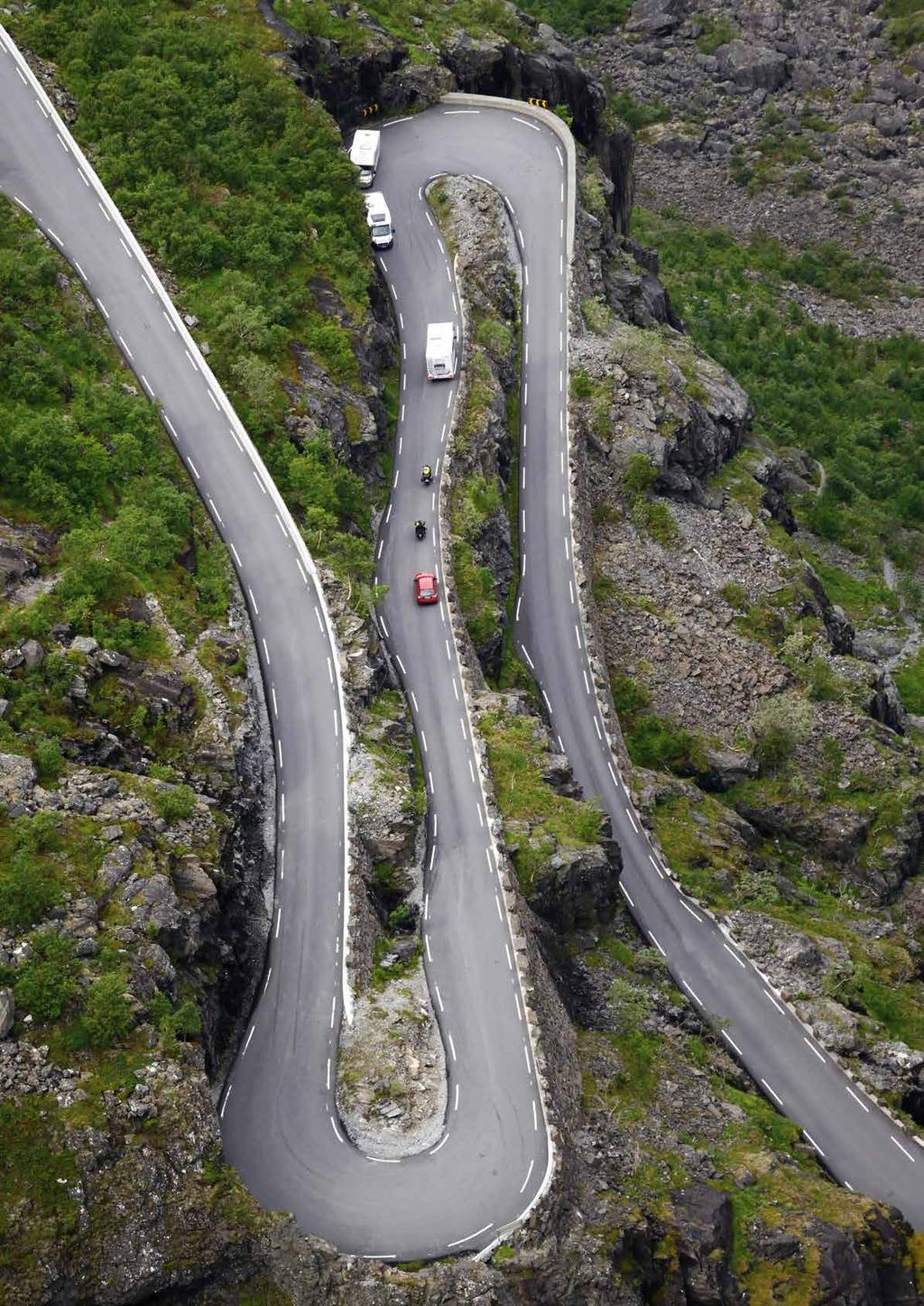 Atsevišķos tuneļos iekšpusē jābrauc kā pa serpentīnu iebrauc apakšā, tunelī ceļš līkločiem virzās uz augšu, bet ārā var izbraukt kalna augšpusē.