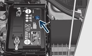 Kontrollere og fylle på 129 Fortsettelse Pass på at batteriet ikke velter, da kan det renne batterisyre ut av ventilasjonsåpningene. Beskytt øynene med beskyttelsesbriller eller ansiktsskjerm!