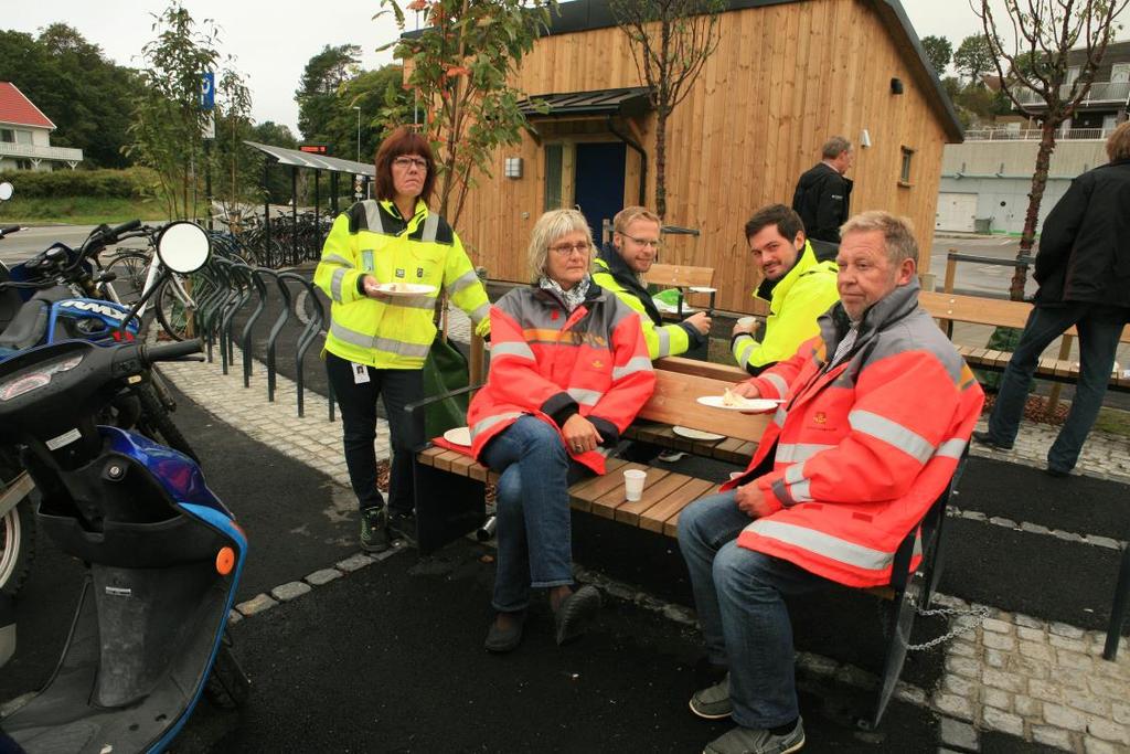 Høsten 2014 ble det åpnet kollektivknutepunkt med innfartsparkering på Flekkerøy. På bildet mopedparkering, sykkelstativ, benker og sjåførbu.