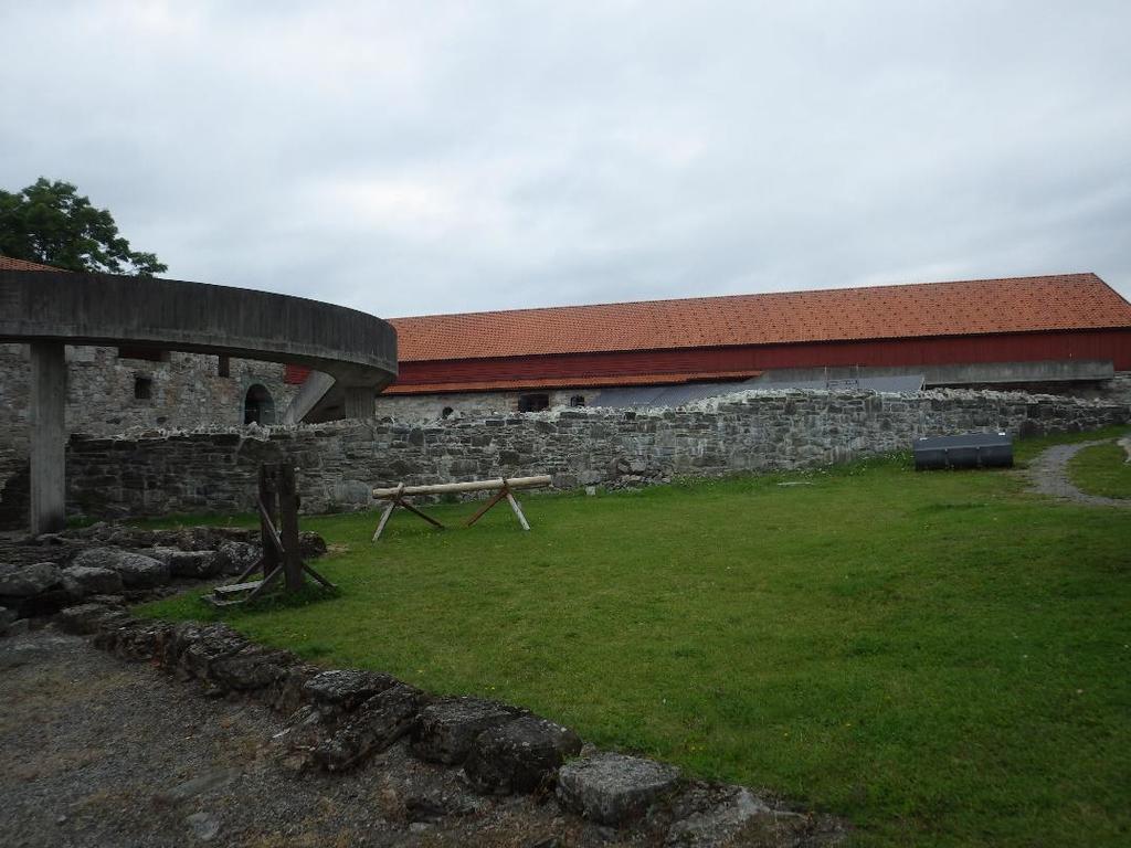 4 Legging av bentonitt og gresstorv på østre ringmur Østre ringmur er antagelig oppført omkring 1450 med en del gjenbrukt stein, blant annet kvader. Her før legging av nytt toppdekke.