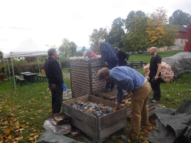 Kalksteinen så blå/grå ut og hadde hvite årer av et annet mineral. Ved testing med saltsyre, så freste steinene godt.