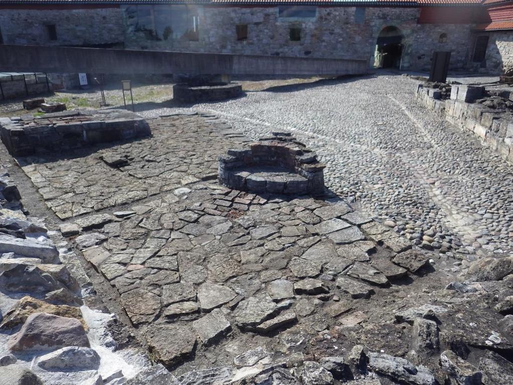 Ferdigluket bygningsstruktur langs østre ringmur. 7 Seminardeltakelse Erik og Anne Kathrine deltok på det skandinaviske kalkforumets møte i Trondheim 7.10 september.