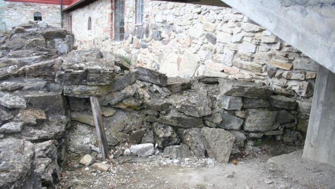 8 Gjennomgang av ruinrester nord for tårnet (Kn) Det er utarbeidet rapport med tilstandsvurdering og forslag til istandsetting av Kn av Tor Sæther datert 22.