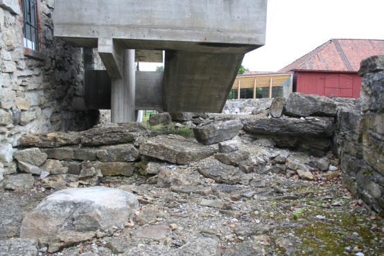 Samtidig er murrestene her dårlig dokumentert, men omtales noe i Håkon Christies feltdagbøker fra utgravningen i 1958.