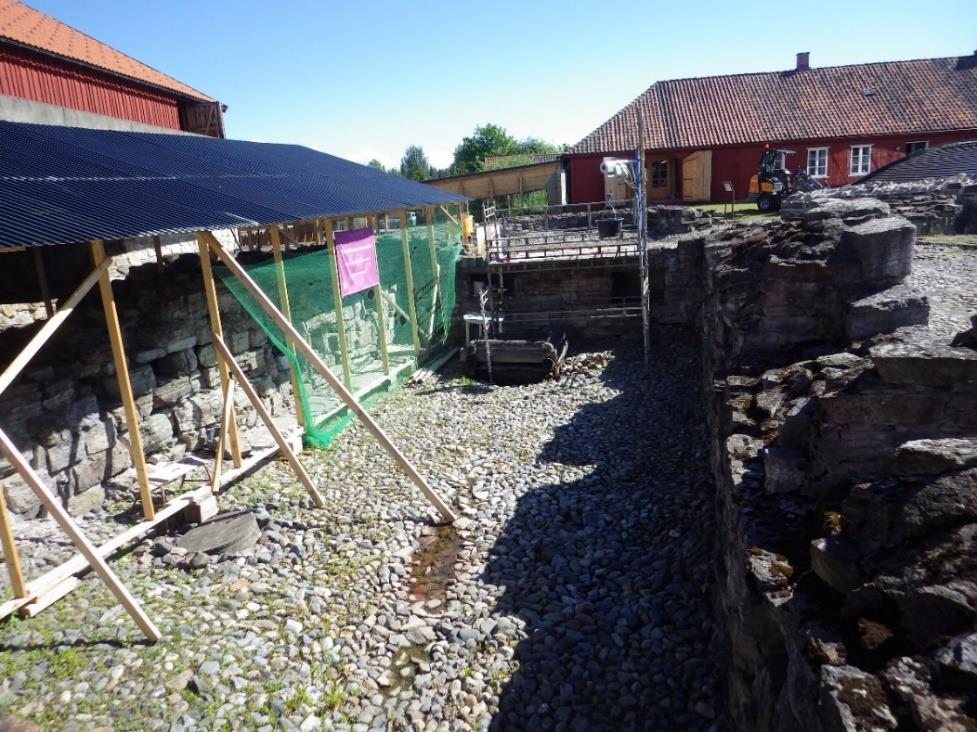 Ettersom kjelleren er 2,5-3 meter dyp, var det nødvendig å gå til anskaffelse av en heiseanordning som kunne lette transporten av redskap, mørtel og avfall ut og inn av kjellerrommet.