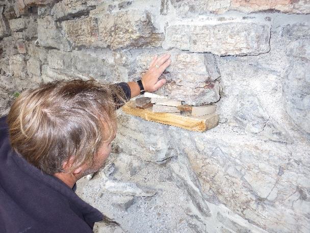 Tilstanden til tårnet Ved oppstart med meisling i tårnets nordre innervange, erfarte vi at omfanget av sterkt brannskadd stein var større enn forventet.